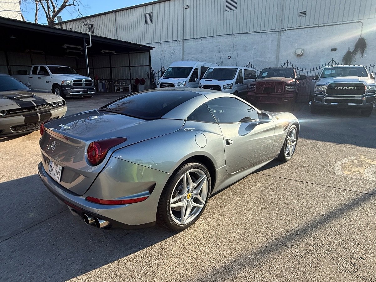 Used 2016 Ferrari California T RWD image 4