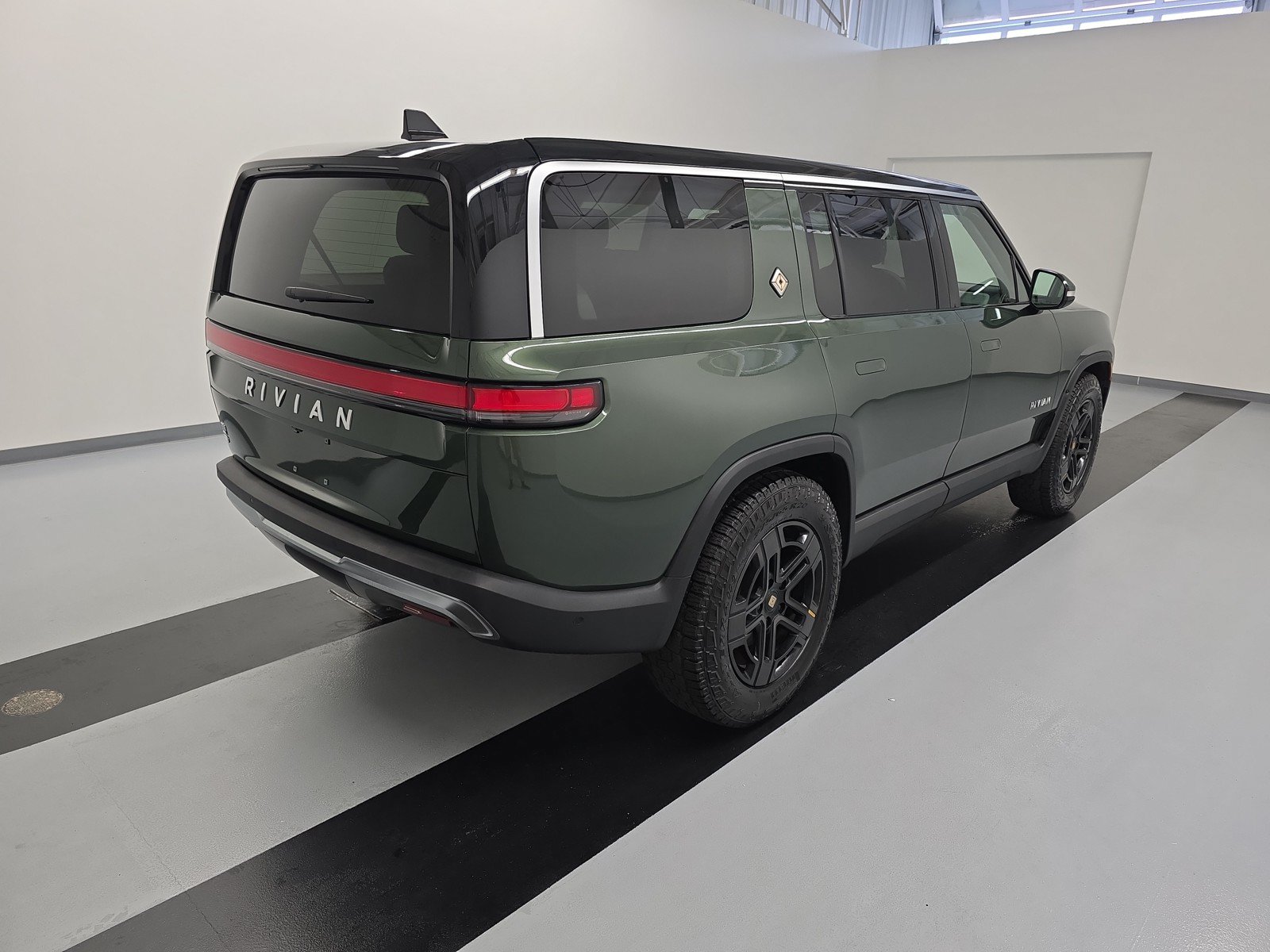Used 2024 Rivian R1S Adventure AWD/4WD image 5