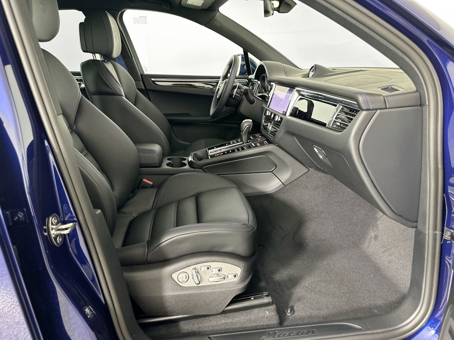 Certified 2025 Porsche Macan image 29