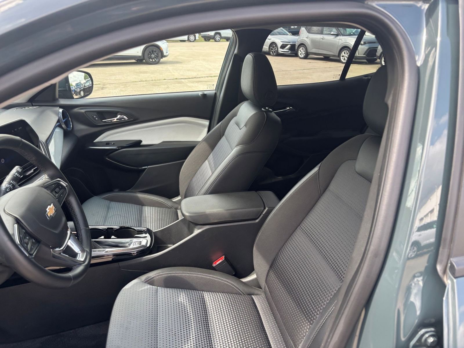 Used 2025 Chevrolet Trax LT w/ LT Convenience Package FWD image 34