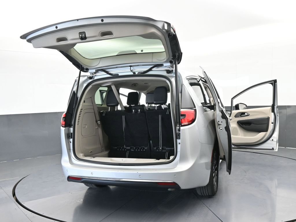 Used 2024 Chrysler Pacifica Select image 79