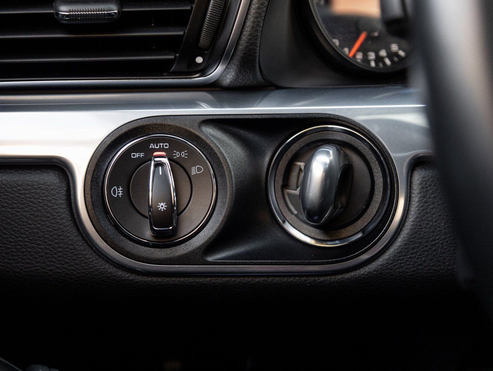 Certified 2019 Porsche 911 Carrera 4S image 17