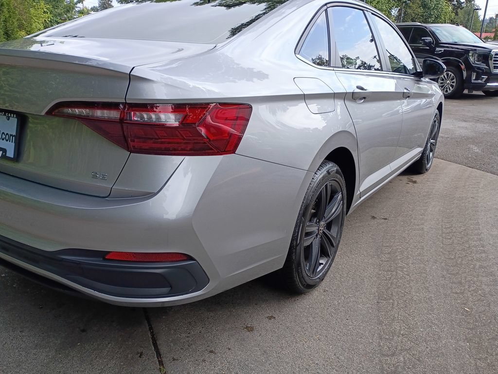Used 2022 Volkswagen Jetta SE FWD image 4