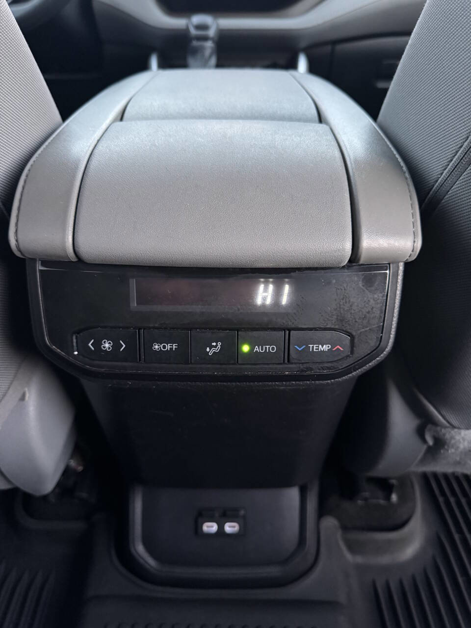 Used 2023 Toyota Highlander L image 25