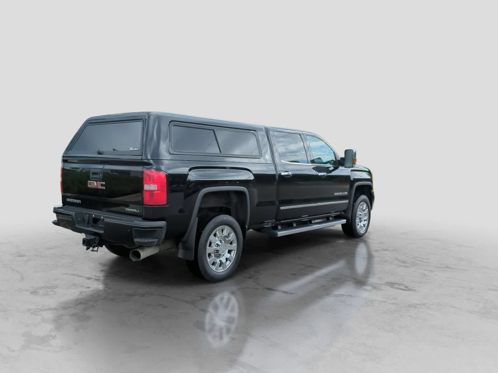 Used 2017 GMC Sierra 2500 Denali w/ Suspension Package, Off-Road AWD/4WD image 8