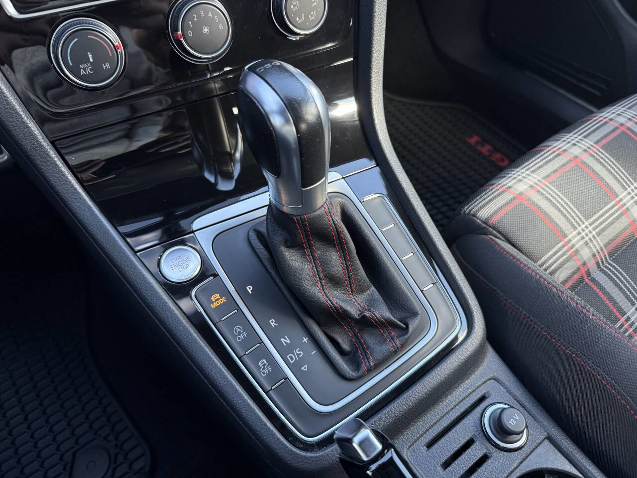 Used 2018 Volkswagen GTI SE image 25