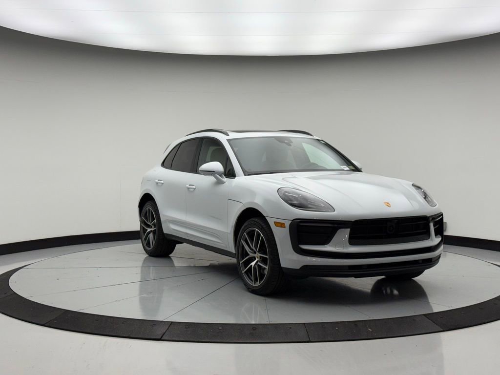 Used 2025 Porsche Macan image 9