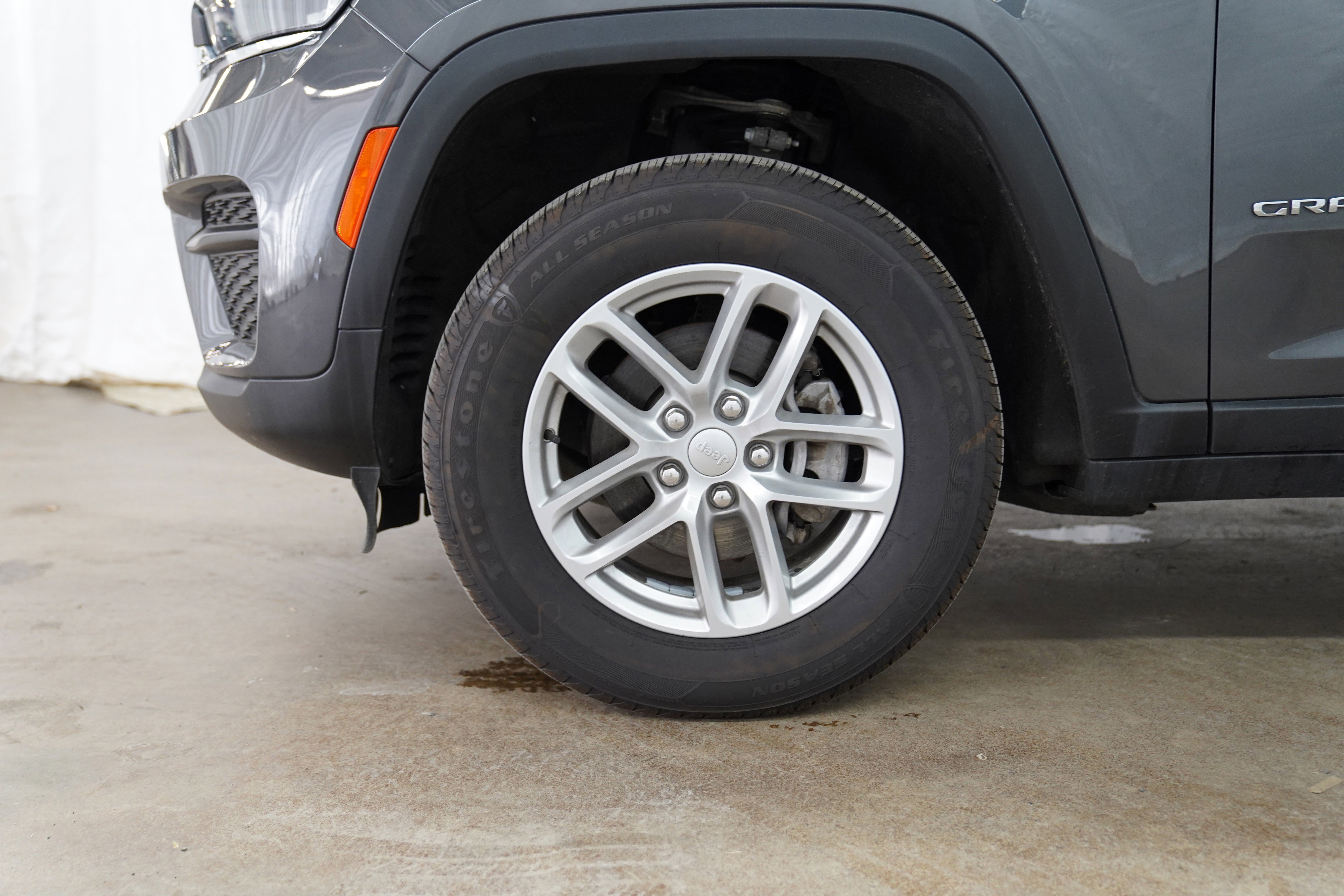 Used 2023 Jeep Grand Cherokee Laredo X image 16