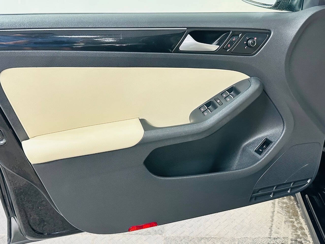 Used 2017 Volkswagen Jetta SEL Premium FWD image 28