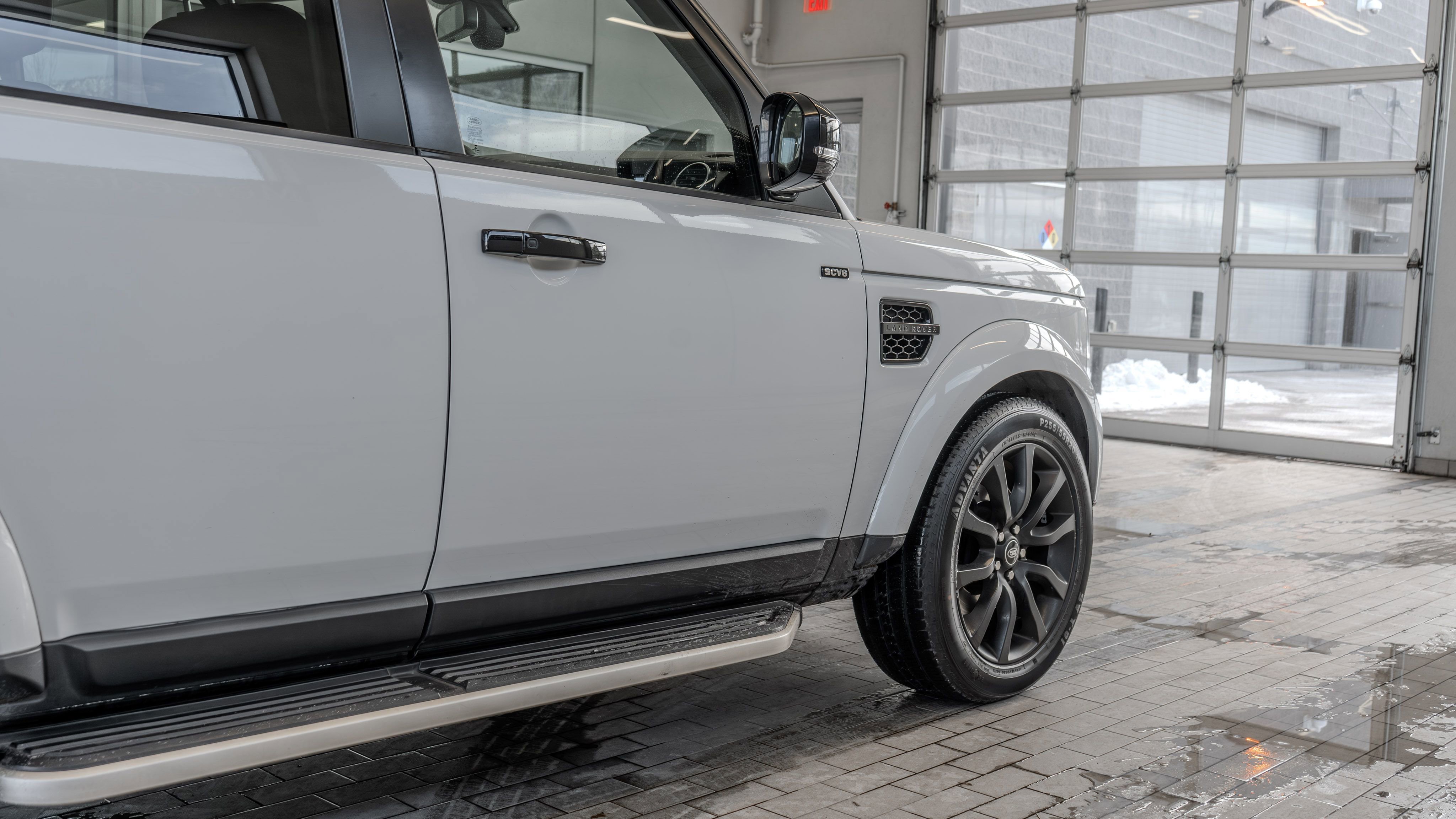 Used 2015 Land Rover LR4 HSE LUX image 32