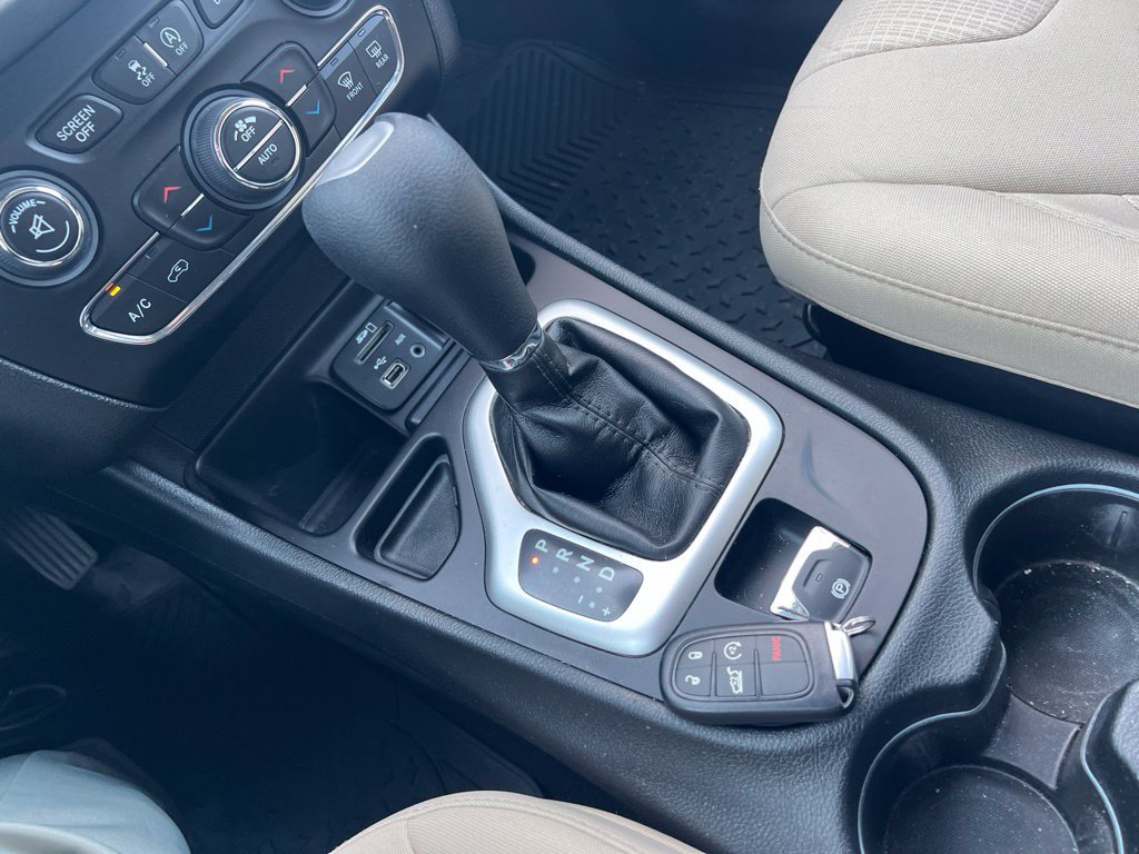 Used 2016 Jeep Cherokee Latitude w/ Comfort/Convenience Group FWD image 17