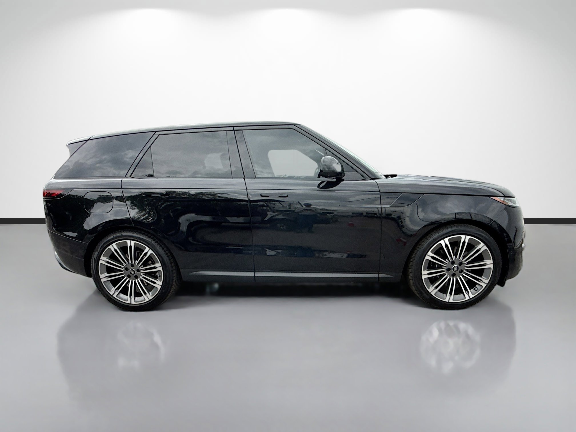 Used 2024 Land Rover Range Rover Sport SE AWD/4WD image 2