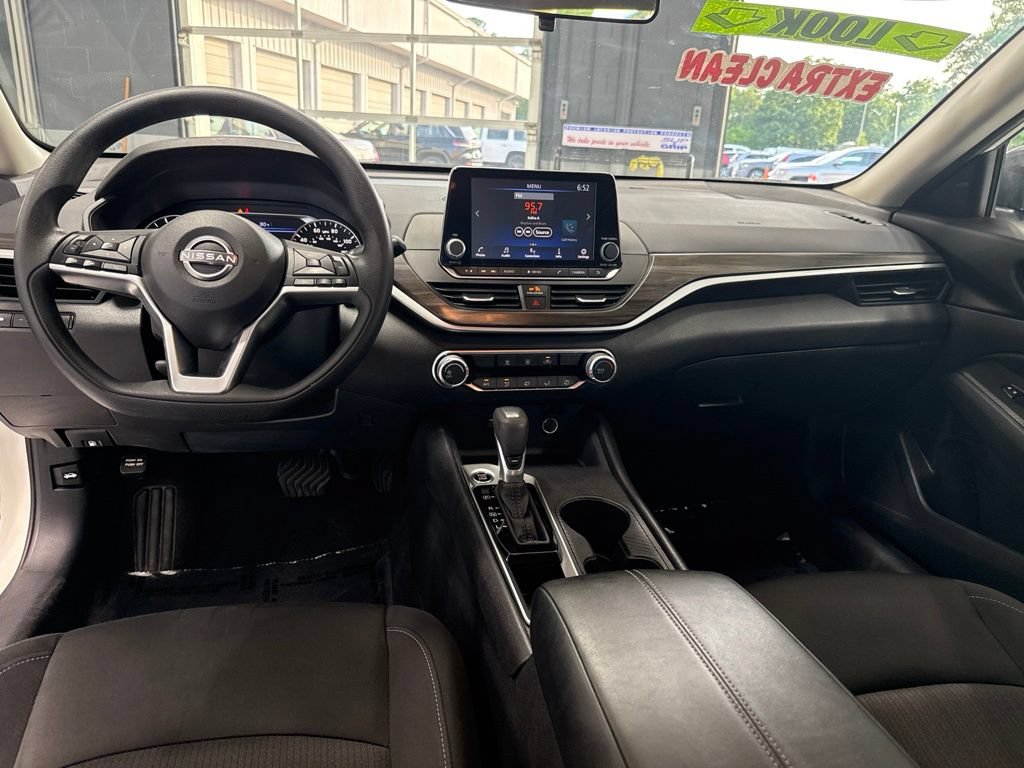 Used 2025 Nissan Altima 2.5 SV FWD image 11