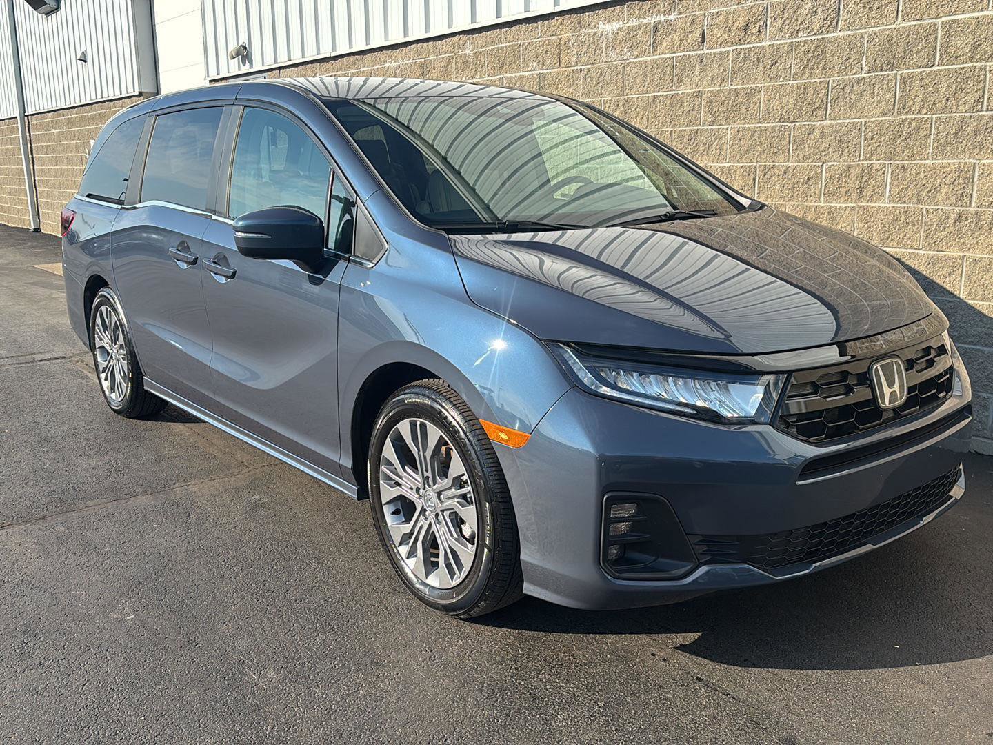 Used 2025 Honda Odyssey Touring image 2