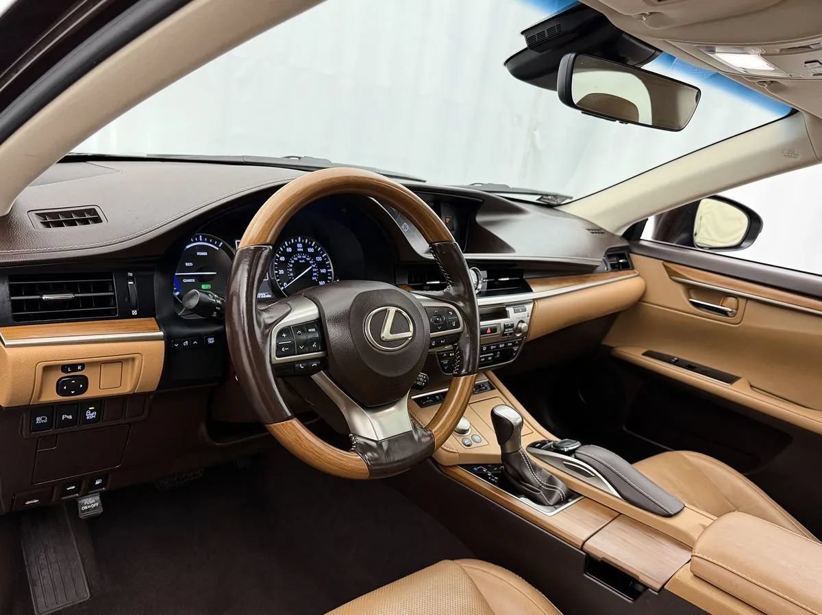 Used 2018 Lexus ES 300h w/ Luxury Package FWD image 8