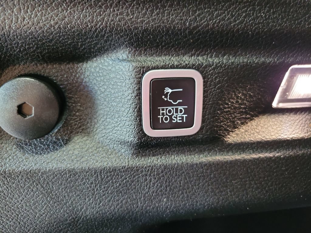 Used 2024 Jeep Grand Cherokee L Laredo AWD/4WD image 15