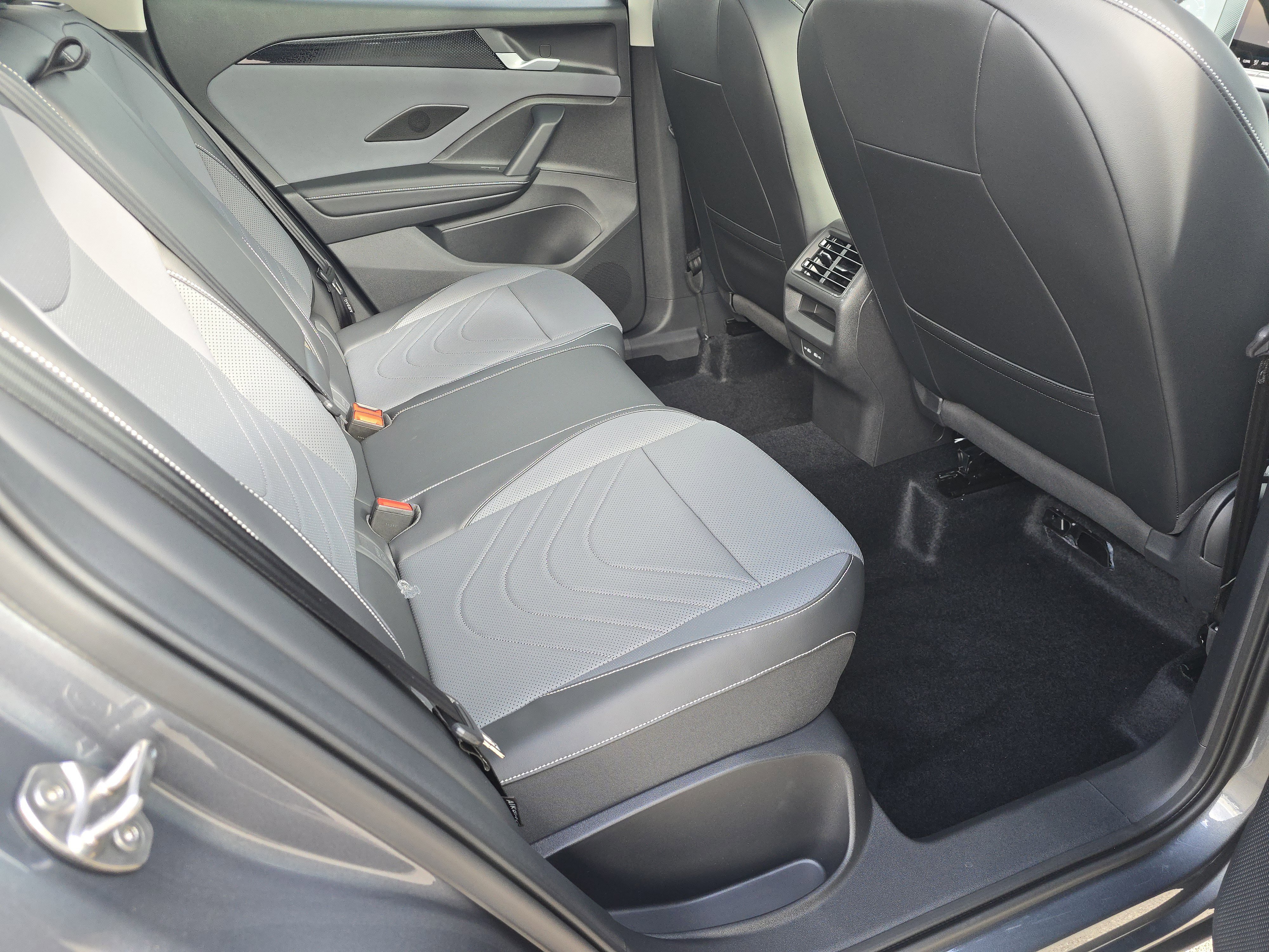 New 2025 Volkswagen Tiguan SE image 16