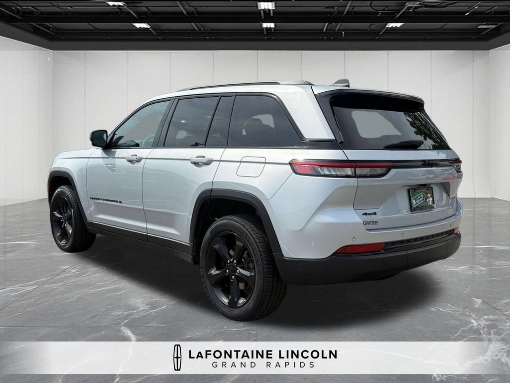 Used 2023 Jeep Grand Cherokee Altitude AWD/4WD image 3