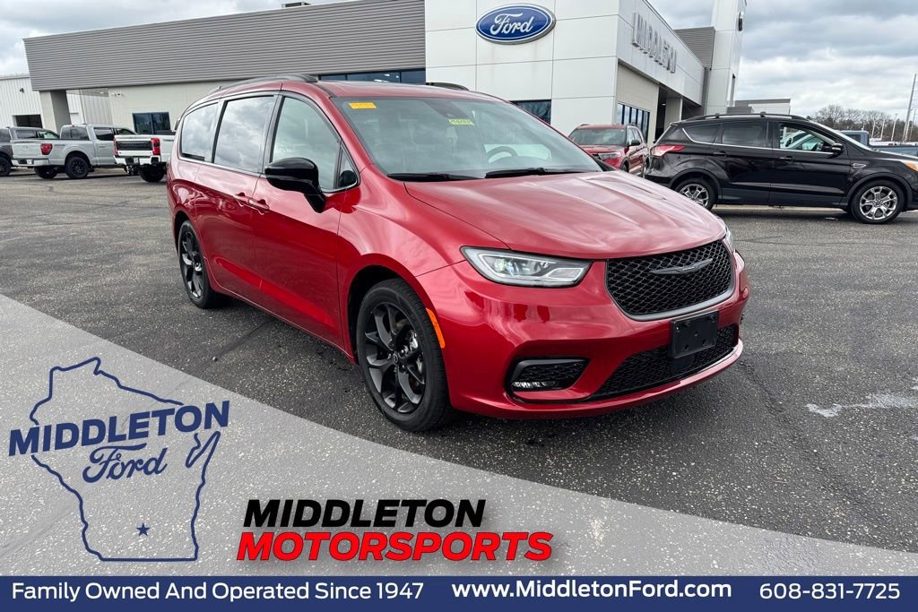 Used 2025 Chrysler Pacifica Limited FWD image 1