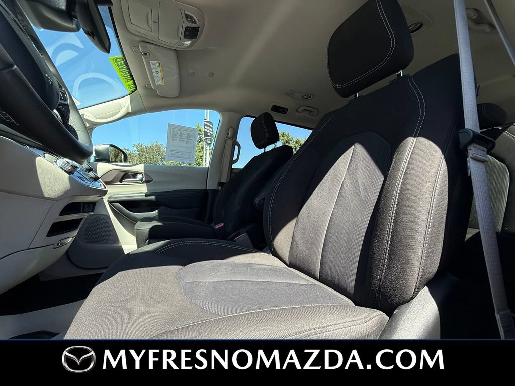 Used 2023 Chrysler Voyager LX FWD image 33