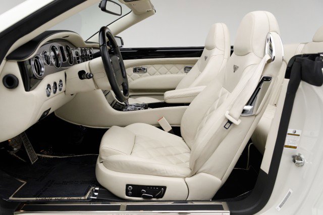 Used 2010 Bentley Azure T image 18