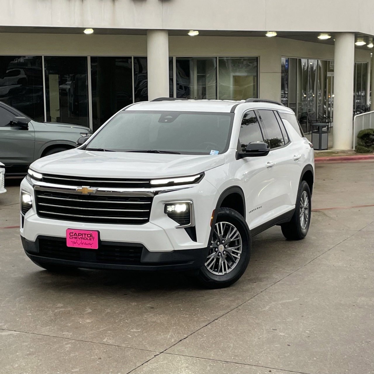 Used 2025 Chevrolet Traverse LT image 9