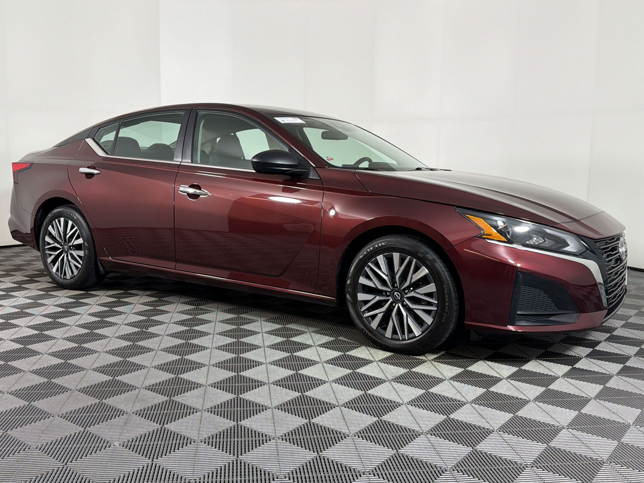 Used 2024 Nissan Altima 2.5 SV FWD image 6