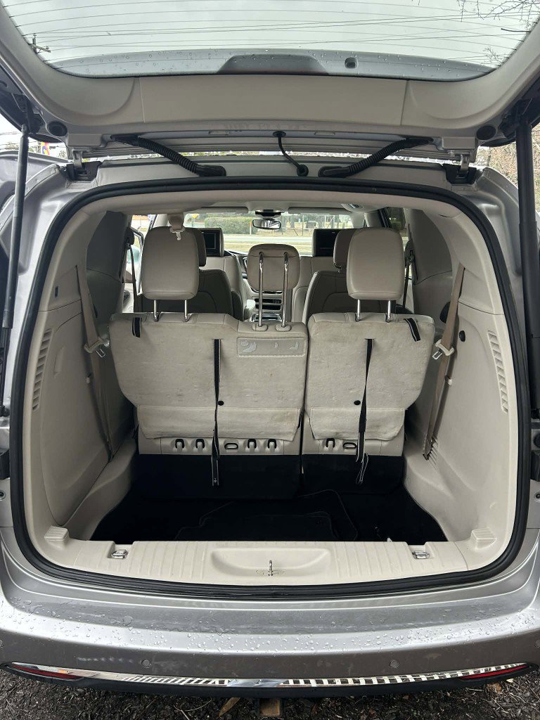 Used 2017 Chrysler Pacifica Touring-L w/ Tire & Wheel Group image 29