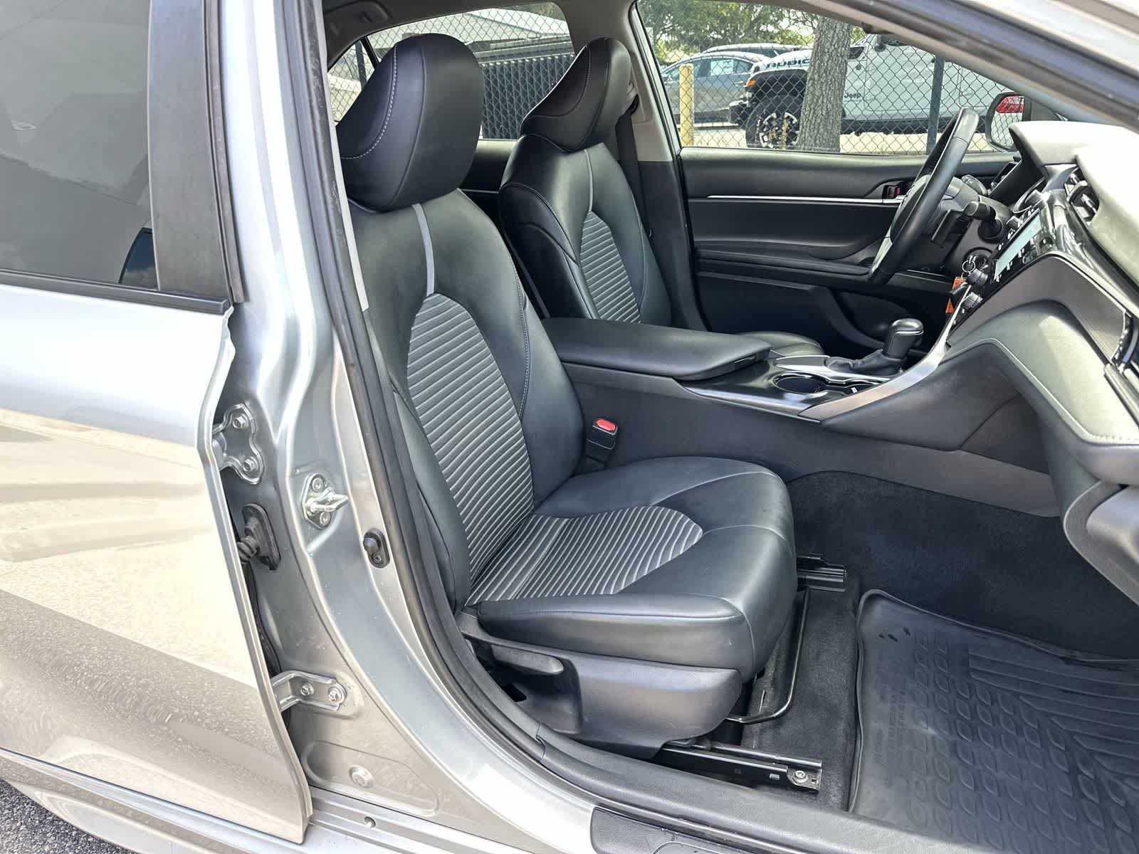 Used 2020 Toyota Camry SE FWD image 9