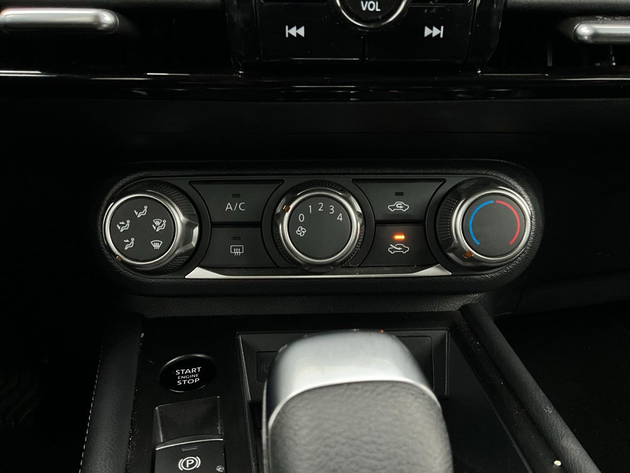 Used 2025 Nissan Kicks SV image 25