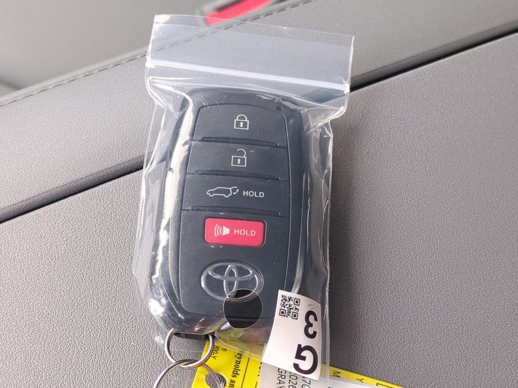 New 2026 Toyota Highlander XLE image 28