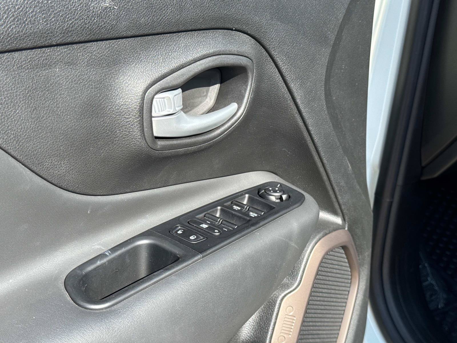 Certified 2023 Jeep Renegade Latitude AWD/4WD image 17