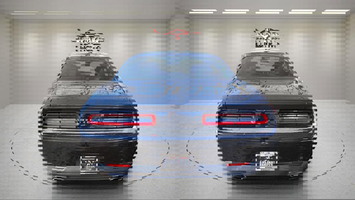 Used 2015 Dodge Challenger SXT RWD image 2