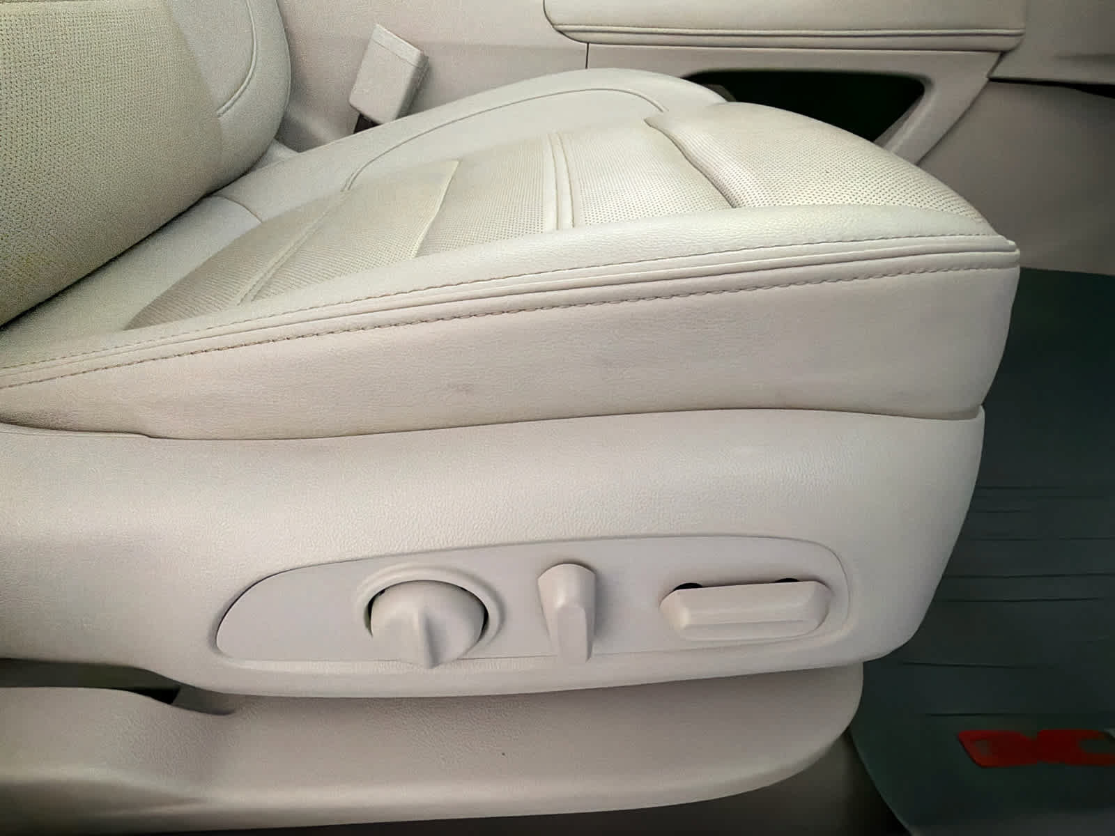 Used 2022 GMC Acadia Denali w/ LPO, Floor Liner Package FWD image 33