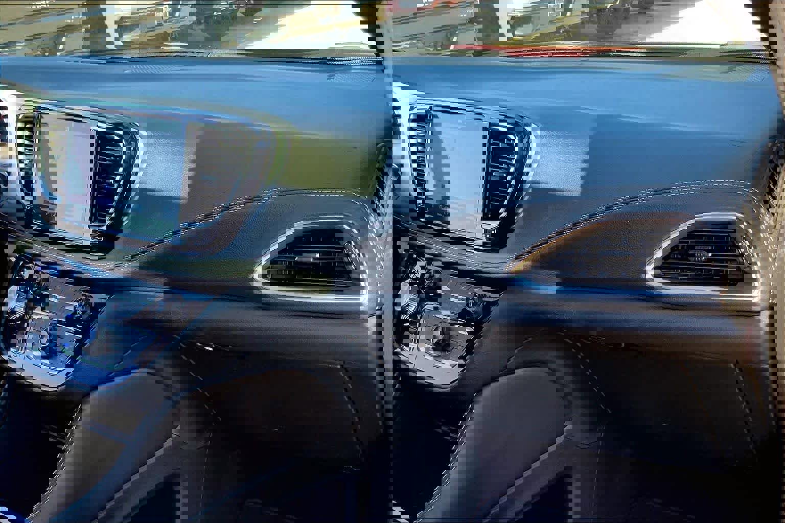 Used 2025 Chrysler Pacifica Limited image 16