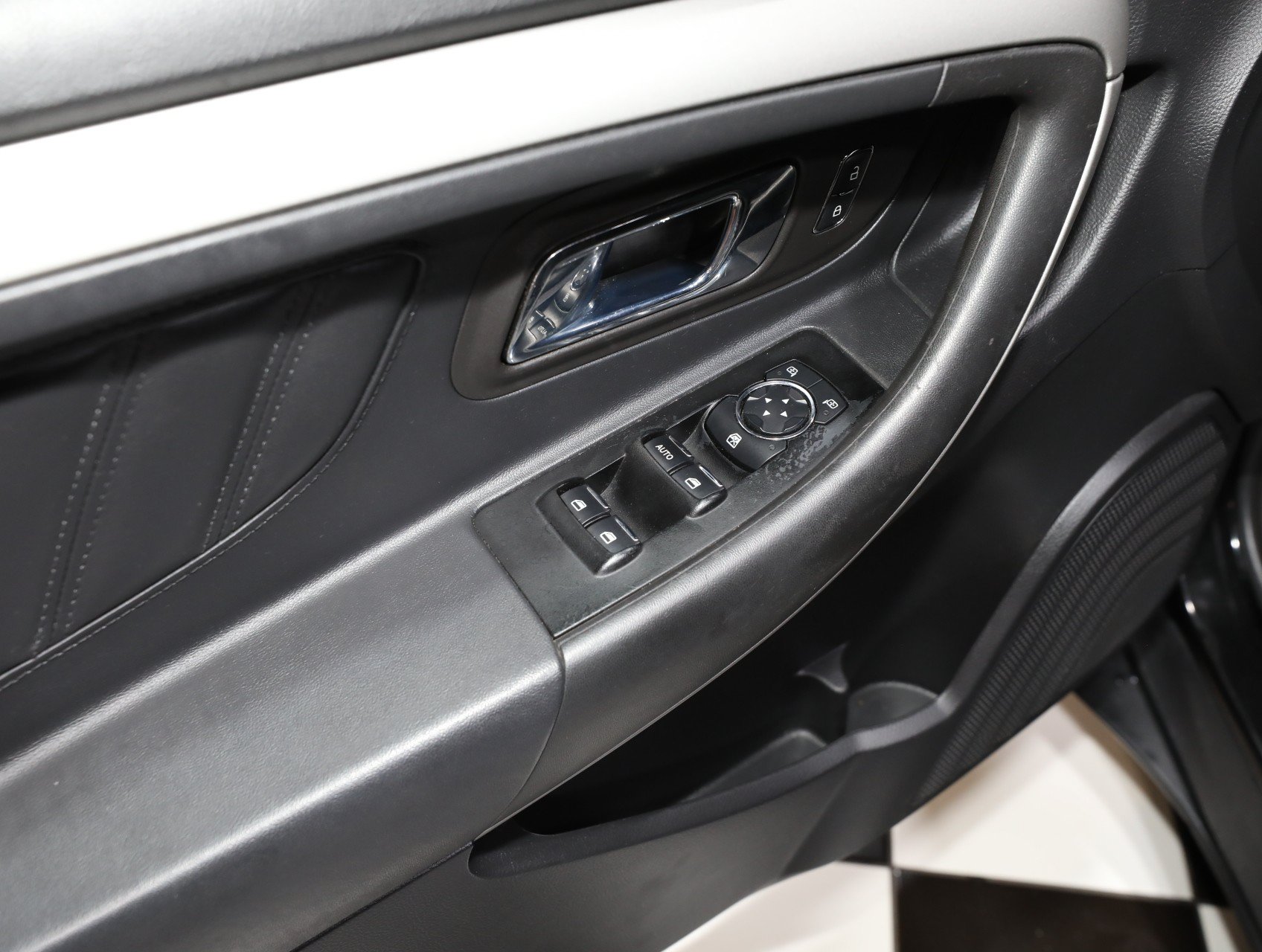 Used 2013 Ford Taurus SEL FWD image 44