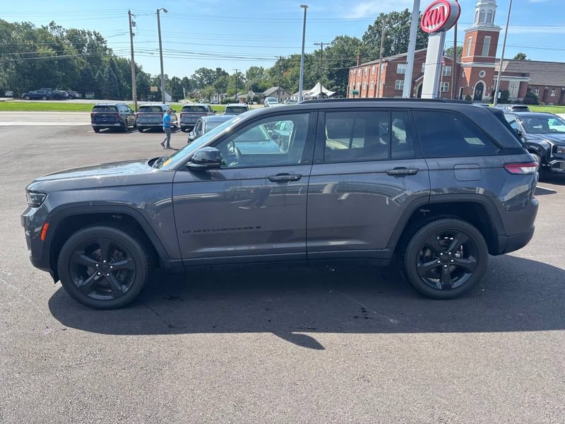 Used 2023 Jeep Grand Cherokee Altitude AWD/4WD image 5