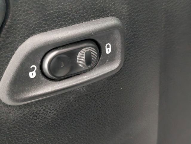 Used 2018 Jeep Wrangler Unlimited Sahara image 11