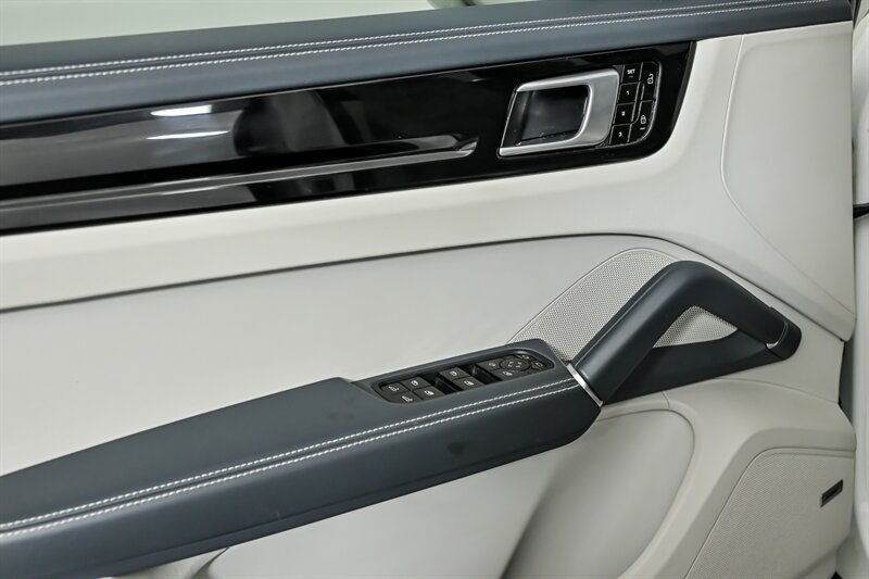 Used 2020 Porsche Cayenne S AWD/4WD image 13
