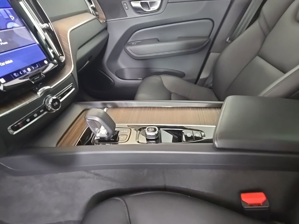 Certified 2023 Volvo XC60 B5 Plus w/ Protection Package Premier image 20