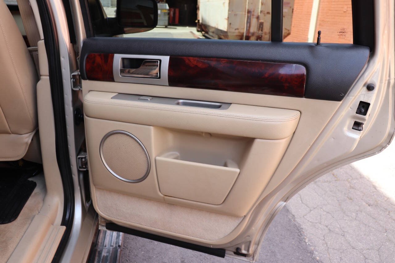 Used 2006 Lincoln Navigator Luxury RWD image 33