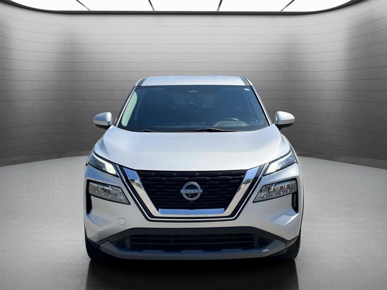 Used 2023 Nissan Rogue SV FWD image 2