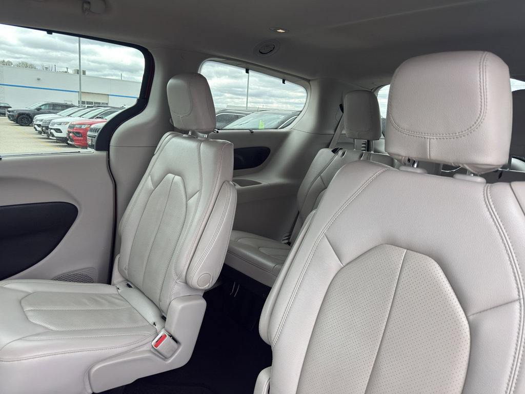 Used 2019 Chrysler Pacifica Touring-L Plus w/ Tire & Wheel Group FWD image 30