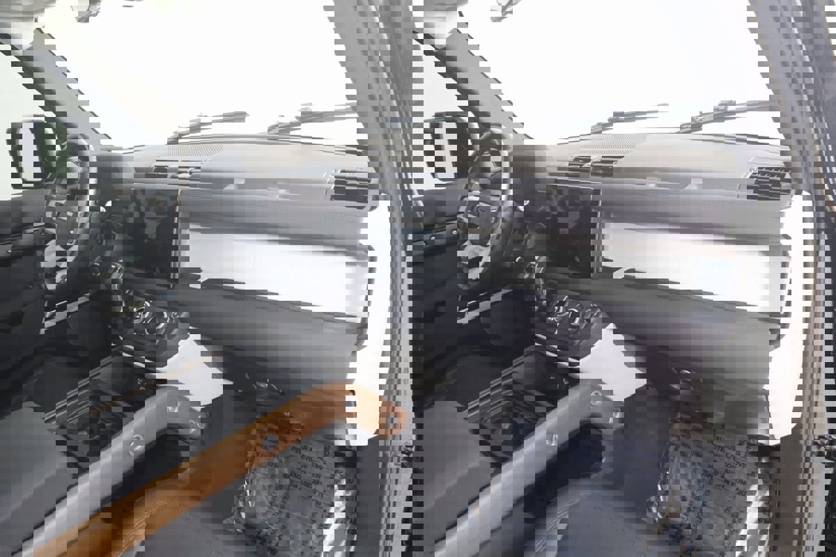 Used 2022 Land Rover Defender 110 SE image 43