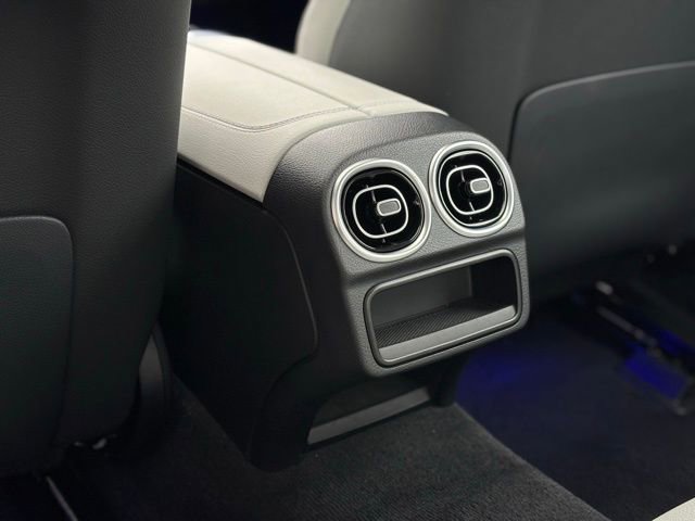 Used 2025 Mercedes-Benz C 300 Sedan image 39