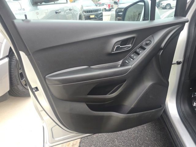 Used 2022 Chevrolet Trax LT w/ LT Convenience Package image 10