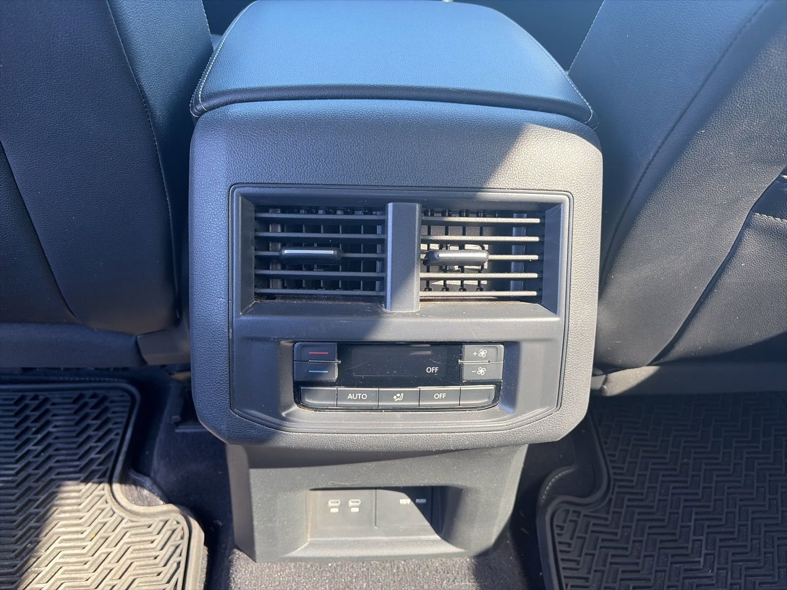 Used 2021 Volkswagen Atlas SE w/ Panoramic Sunroof Package FWD image 11