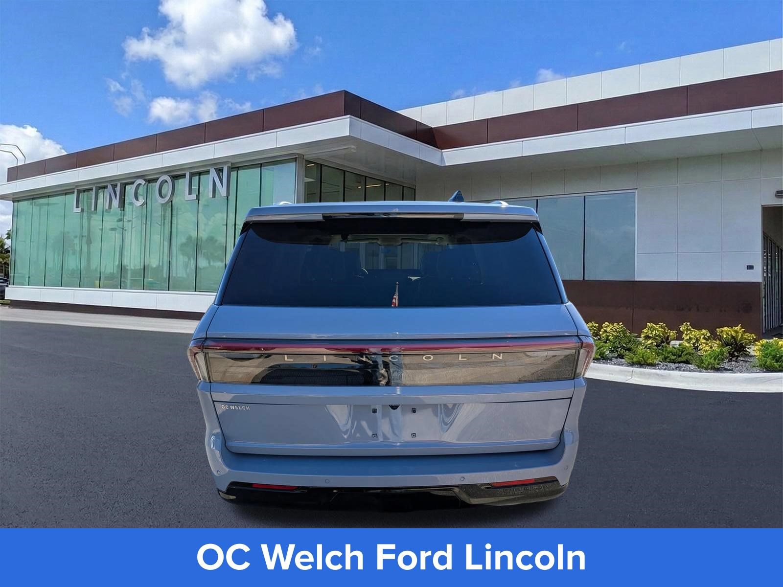 Certified 2025 Lincoln Navigator Reserve AWD/4WD image 6