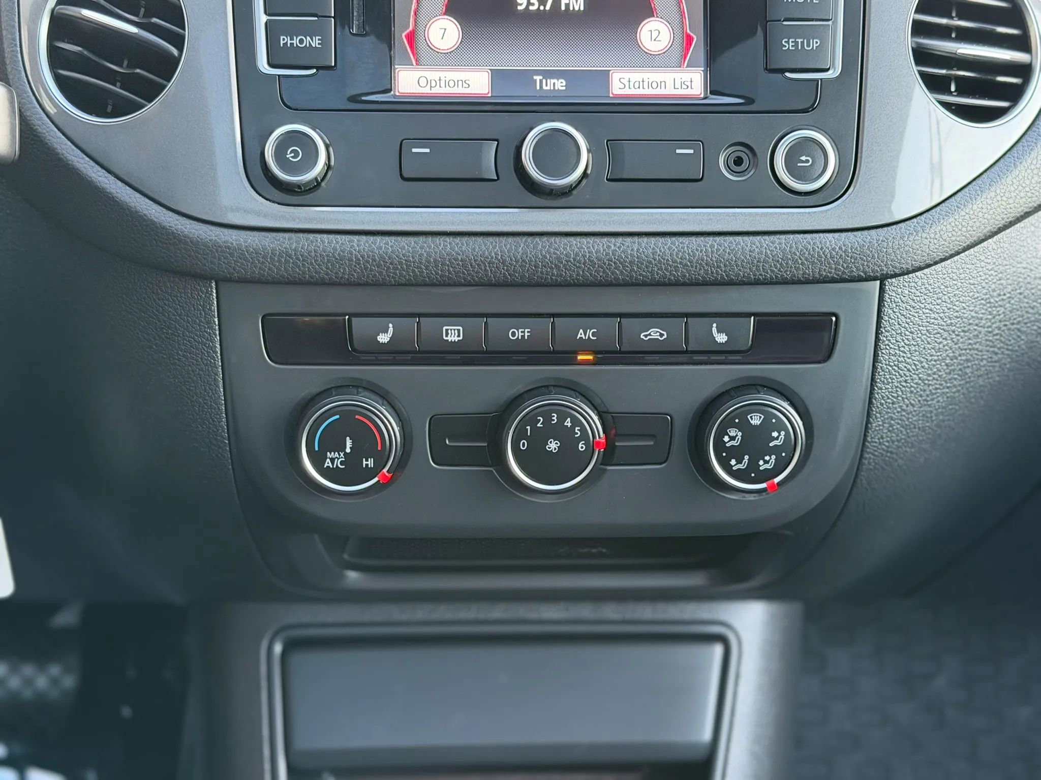 Used 2013 Volkswagen Tiguan S image 19