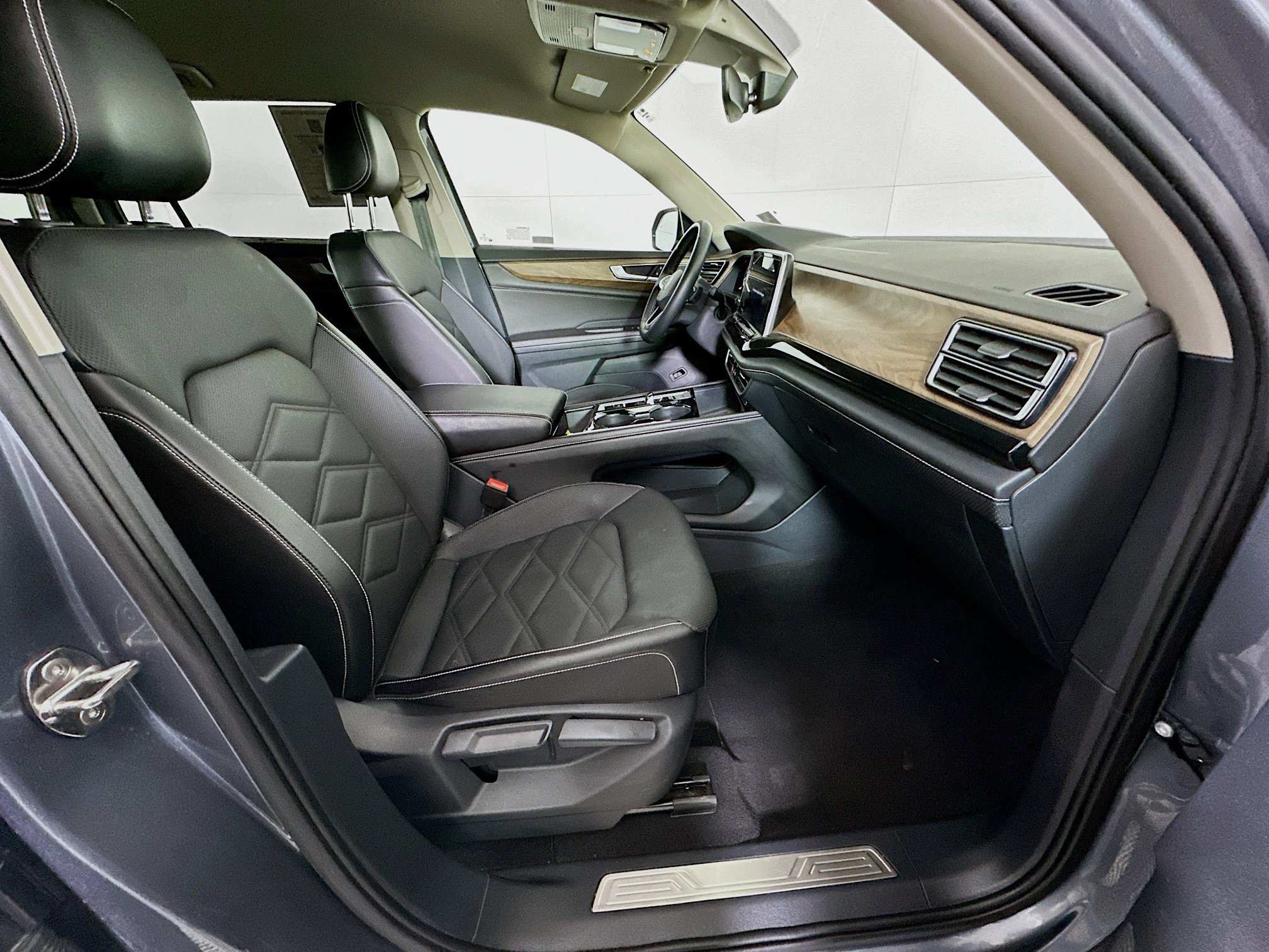Used 2025 Volkswagen Atlas SE AWD/4WD image 33
